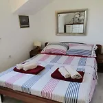 House Niksi Nyaraló Škrip