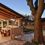 House Niksi Nyaraló Škrip